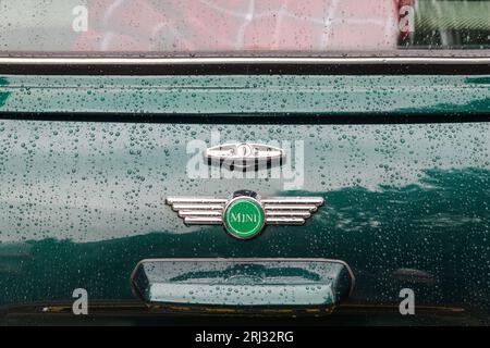 Londra, Regno Unito - 30 luglio 2023; primo piano del distintivo sul retro della mini-auto britannica classica in verde Foto Stock