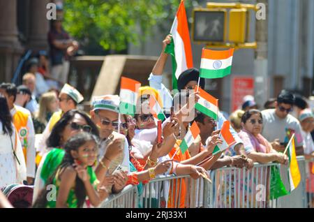 New York, New York, USA. 20 agosto 2023. I newyorkesi indiani vengono visti sventolare bandiere durante l'annuale Indian Day Parade lungo Madison Avenue a New York il 20 agosto 2023. (Immagine di credito: © Ryan Rahman/Pacific Press via ZUMA Press Wire) SOLO USO EDITORIALE! Non per USO commerciale! Foto Stock