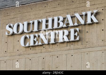 Londra, Regno Unito - 31 luglio 2023; insegna Southbank Centre in lettere bianche su un muro di cemento Foto Stock