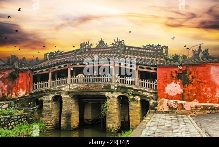 Hoi An, Vietnam - 9 dicembre. 2015: Fiume con lo splendido mistico tempio giapponese Chua Cau coperto ponte a piedi nella città vietnamita Foto Stock