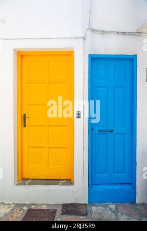 In legno giallo e blu marino, porte tradizionali, una accanto all'altra, nel pittoresco villaggio di Chora, sull'isola di Koufonisi, Cicladi, Grecia. Foto Stock