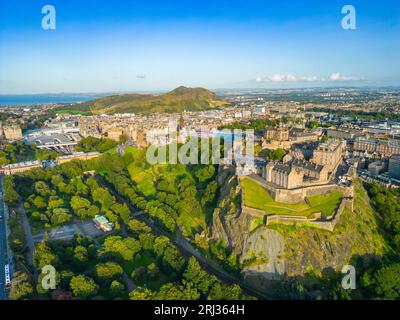 Vista aerea del castello di Edimburgo e dei Princes Street Gardens, Scozia, Regno Unito Foto Stock