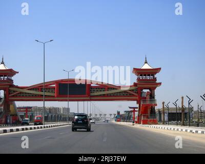Cairo, Egitto, luglio 29 2023: Autostrada di pattuglia dell'asse Shinzo Abe in Egitto con un ponte pedonale rifinito in stile architettonico tradizionale giapponese, il Foto Stock