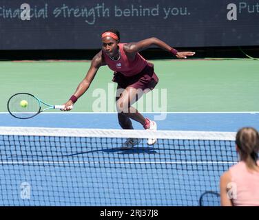 19 agosto 2023: Coco Gauff (USA) sconfigge Karolina Muchova (CZE) 6-3, 6-4, al Western & Southern Open, giocando al Lindner Family Tennis Center di Mason, Ohio. © Leslie Billman/Tennisclix/CSM Foto Stock