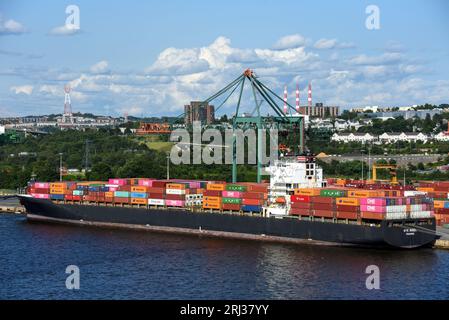 Halifax, Canada - 6 agosto 2023: La nave portacontainer NYK Rigel, con base a Singapore, è ormeggiata al Fairview Cove Container Terminal a Bedford Foto Stock