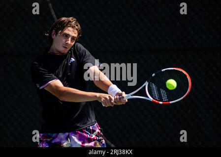 20 agosto 2023: Alexander Shevchenko restituisce un serve contro Marc-Andrea Huesler durante il primo turno del Winston-Salem Open 2023 al Wake Forest Tennis Complex di Wnston-Salem, NC. (Scott Kinser) Foto Stock