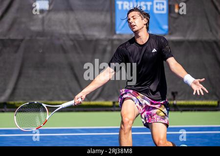 20 agosto 2023: Alexander Shevchenko reagisce dopo aver perso un colpo contro Marc-Andrea Huesler durante il primo round del Winston-Salem Open 2023 al Wake Forest Tennis Complex di Wnston-Salem, NC. (Scott Kinser) Foto Stock