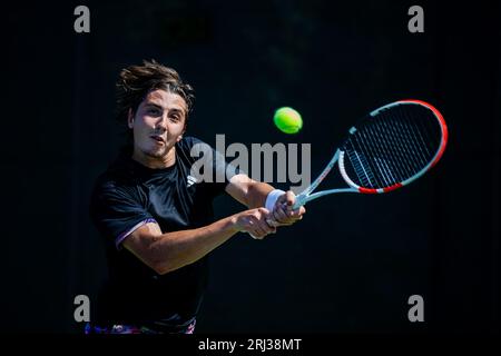 20 agosto 2023: Alexander Shevchenko restituisce un serve contro Marc-Andrea Huesler durante il primo turno del Winston-Salem Open 2023 al Wake Forest Tennis Complex di Wnston-Salem, NC. (Scott Kinser) Foto Stock