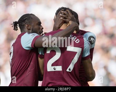 Londra, Regno Unito. 20 agosto 2023. Nayef Aguerd del West Ham Utd celebra il primo gol della sua squadra con i compagni di squadra. Partita di Premier League, West Ham Utd contro Chelsea allo Stadio di Londra, Parco Olimpico Queen Elizabeth a Londra domenica 20 agosto 2023. Questa immagine può essere utilizzata solo per scopi editoriali. Foto solo editoriale di Sandra Mailer/Andrew Orchard fotografia sportiva/Alamy Live news credito: Andrew Orchard fotografia sportiva/Alamy Live News Foto Stock