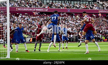 Londra, Regno Unito. 20 agosto 2023. Nayef Aguerd del West Ham Utd (27) si dirige al pallone per segnare il primo gol della partita. Partita di Premier League, West Ham Utd contro Chelsea allo Stadio di Londra, Parco Olimpico Queen Elizabeth a Londra domenica 20 agosto 2023. Questa immagine può essere utilizzata solo per scopi editoriali. Foto solo editoriale di Sandra Mailer/Andrew Orchard fotografia sportiva/Alamy Live news credito: Andrew Orchard fotografia sportiva/Alamy Live News Foto Stock