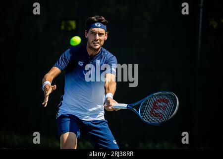 20 agosto 2023: Marc-Andrea Huesler torna in servizio contro Alexander Shevchenko durante il primo turno del Winston-Salem Open 2023 al Wake Forest Tennis Complex di Wnston-Salem, NC. (Scott Kinser) (immagine di credito: © Scott Kinser/Cal Sport Media) Foto Stock