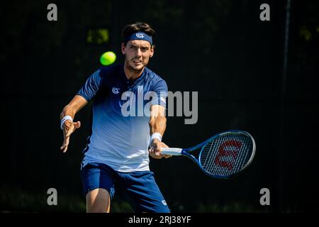 20 agosto 2023: Marc-Andrea Huesler torna in servizio contro Alexander Shevchenko durante il primo turno del Winston-Salem Open 2023 al Wake Forest Tennis Complex di Wnston-Salem, NC. (Scott Kinser) Foto Stock