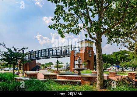 Il ponte pedonale e la fontana sono raffigurati al John B. Foley Park, vicino all'incrocio tra l'Alabama Highway 59 e la U.S. 98 a Foley, Alabama. Foto Stock