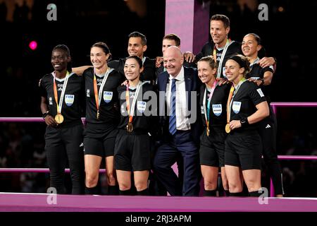 Sydney, Australia, 20 agosto 2023. Gianni Infantino, presidente della FIFA con gli arbitri finali durante la partita di calcio della finale della Coppa del mondo femminile tra lo Spian e l'Inghilterra allo Stadium Australia il 20 agosto 2023 a Sydney, Australia. Credito: Damian Briggs/Speed Media/Alamy Live News Foto Stock