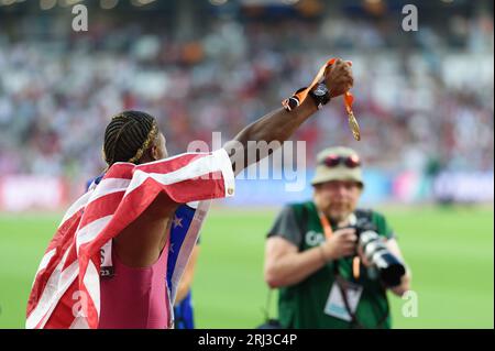 Budapest, Ungheria. 20/08/2023, Noah Lyles (USA) detiene la sua medaglia d'oro in aria dopo aver vinto la gara dei 100 metri durante i campionati mondiali di atletica leggera 2023 al National Athletics Centre di Budapest, Ungheria. (Sven Beyrich/SPP) credito: SPP Sport Press Photo. /Alamy Live News Foto Stock