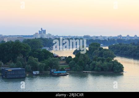 Vista panoramica sui fiumi Sava e Danubio e sulla porta della città occidentale (1977) a Belgrado, Serbia Foto Stock