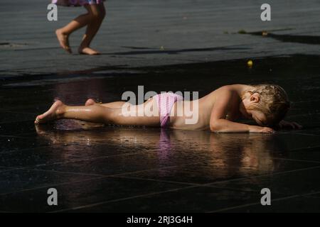 Vilnius, Lituania. 20 agosto 2023. Il bambino si raffredda in una fontana pubblica a Vilnius. Il clima caldo continua in Lituania con l'innalzamento delle temperature fino a 32 gradi Celsius. Credito: SOPA Images Limited/Alamy Live News Foto Stock