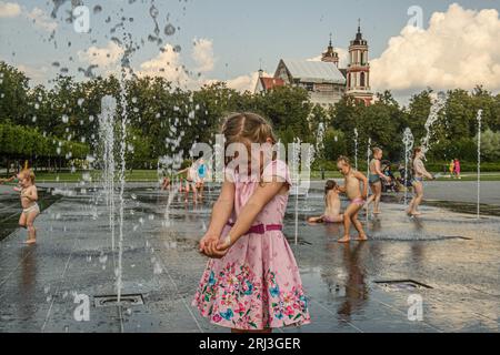 Vilnius, Lituania. 20 agosto 2023. I bambini si rinfrescano in una fontana pubblica a Vilnius. Il clima caldo continua in Lituania con l'innalzamento delle temperature fino a 32 gradi Celsius. (Foto di Yauhen Yerchak/SOPA Images/Sipa USA) credito: SIPA USA/Alamy Live News Foto Stock