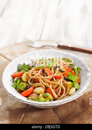 Spaghettis, insalata di verdure e aglio fermentato nero Foto Stock