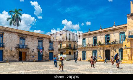 Cuba Havana. Turisti per le strade della vecchia Havana. Ristoranti, caffè... In queste piazze fioriscono il commercio, i musicisti di strada e i turisti. Foto Stock