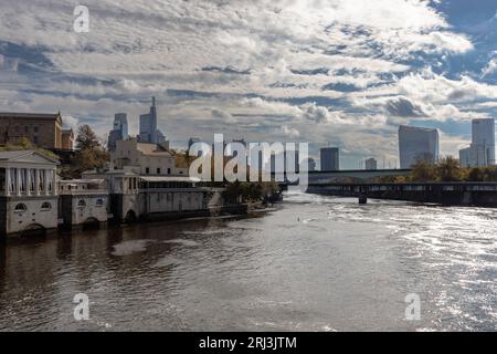 Vista maestosa dello skyline di Philadelphia con edifici iconici sullo sfondo, presi dal lungomare Foto Stock