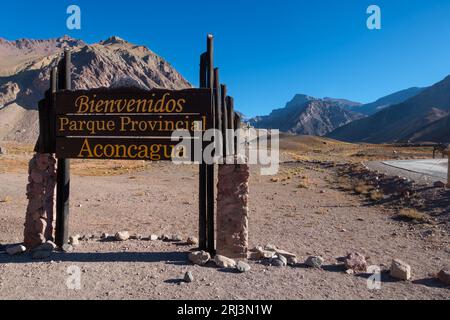 Benvenuto in legno presso l'ingresso al Parco Provinciale del Monte Aconcagua. Vista panoramica, catena montuosa delle Ande, Argentina Foto Stock