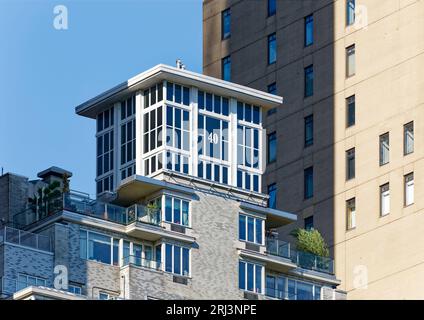 La torre di appartamenti in mattoni grigi 40 Central Park South (alias West 59th Street) indossa un originale tappo per contenere il suo serbatoio d'acqua. Foto Stock