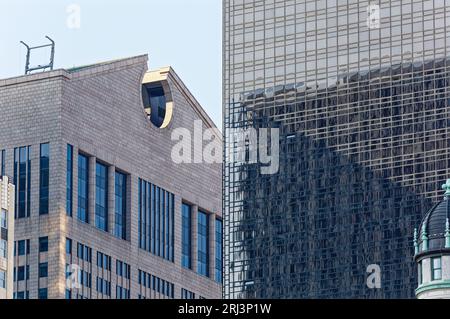 Soprannominato Chippendale Building per il suo profilo del tetto, l'ex sede AT&T e Sony ora si chiama 550 Madison Avenue. Foto Stock
