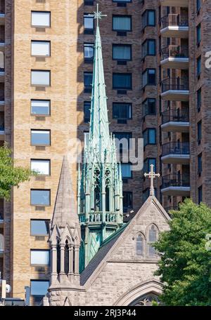 La guglia verdigris della Holy Trinity Lutheran Church di New York City è un punto esclamativo gotico di una pietra della dichiarazione di fede. Foto Stock