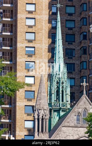 La guglia verdigris della Holy Trinity Lutheran Church di New York City è un punto esclamativo gotico di una pietra della dichiarazione di fede. Foto Stock