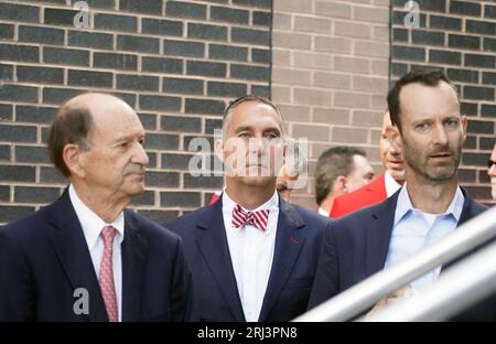 St Louis, Stati Uniti. 20 agosto 2023. St Il presidente dei Louis Cardinals Bill DeWitt Jr. (L) John Mozeliak, presidente delle operazioni di baseball e Bill DeWitt III presidente della St. Louis Cardinals, aspetta le cerimonie di Induction per l'ex giocatore Jose Oquendo nei St. Louis Cardinals Hall of Fame al Ball Park Village di St. Louis domenica 20 agosto 2023. Foto di Bill Greenblatt/UPI credito: UPI/Alamy Live News Foto Stock