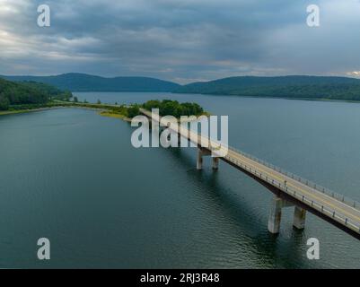 Nel tardo pomeriggio estivo foto aerea del ponte sul lago artificiale di Cannonsville, Trout Creek, Route 10. Foto Stock