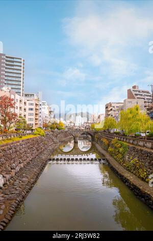 Nagasaki, Giappone - novembre 29 2022: Il ponte Meganebashi è il più notevole dei numerosi ponti in pietra. Il ponte prende il nome dalla somiglianza di sp Foto Stock