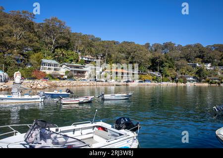 Le case sul lungomare di Sydney, Australia, e la proprietà a Careel Bay, Avalon Beach si affacciano su Pittwater e piccole barche, New South Wales, Australia Foto Stock