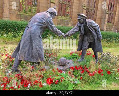 Scultura della tregua di Natale, conosciuta come "All Together Now" di Andy Edwards, a St Lukes, The Bombed Out Church, Reece St, Liverpool, L1 2TR Foto Stock