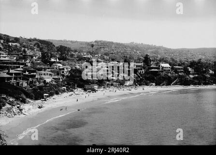 Una vista aerea di Newport Beach, California, con splendide spiagge sabbiose e case annidate lungo la costa Foto Stock