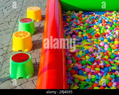 Competizione per bambini. . Divertimento per i bambini, tantissime palline di plastica in piscina Foto Stock