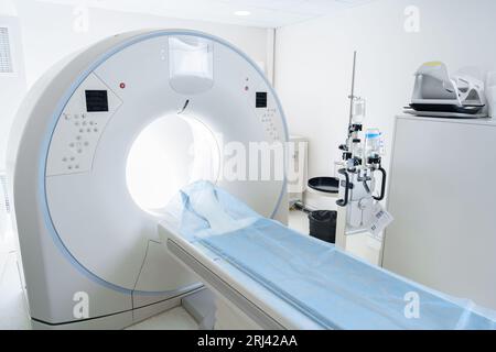 L'interno della sala di scansione TC vuota nel moderno centro medico è pronto per la procedura Foto Stock