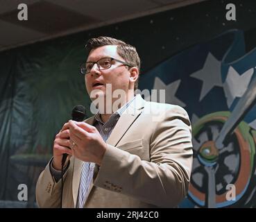 TOPEKA, KANSAS - 19 AGOSTO 2023 il deputato Jake LaTurner (R-KS) trascorse un'ora a parlare con i suoi elettori alla Topeka North American Legion Hall durante il picnic estivo annuale per il secondo distretto congressuale. Durante il suo discorso ha fatto chiamare il presidente del comitato di supervisione della camera James Comer (R-KY) dal suo cellulare e rivolgersi alle 100 persone che partecipano al picnic dando loro un aggiornamento su ciò che potrebbe succedere nel prossimo futuro dal comitato di sorveglianza. Foto Stock