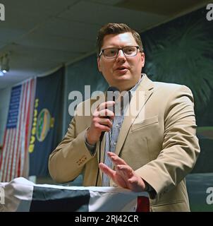 TOPEKA, KANSAS - 19 AGOSTO 2023 il deputato Jake LaTurner (R-KS) trascorse un'ora a parlare con i suoi elettori alla Topeka North American Legion Hall durante il picnic estivo annuale per il secondo distretto congressuale. Durante il suo discorso ha fatto chiamare il presidente del comitato di supervisione della camera James Comer (R-KY) dal suo cellulare e rivolgersi alle 100 persone che partecipano al picnic dando loro un aggiornamento su ciò che potrebbe succedere nel prossimo futuro dal comitato di sorveglianza. Foto Stock