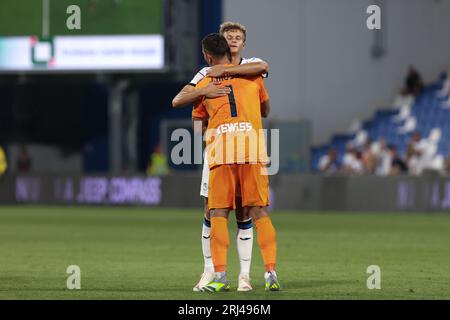 Reggio Emilia, Italia. 20 agosto 2023. Italia, Reggio Emilia, 20 agosto 2023: Giorgio Scalvini (difensore Atalanta) festeggia la vittoria al termine della partita di calcio Sassuolo vs Atalanta, giorno 1 serie A 2023-2024 Stadio Mapei (foto di Fabrizio Andrea Bertani/Pacific Press) credito: Pacific Press Media Production Corp./Alamy Live News Foto Stock