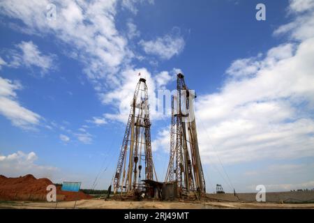 MaCheng 12 luglio: Drilling derrick nella miniera di ferro di MaCheng il 12 luglio 2012, Contea di Luannan, provincia di Hebei, Cina Foto Stock