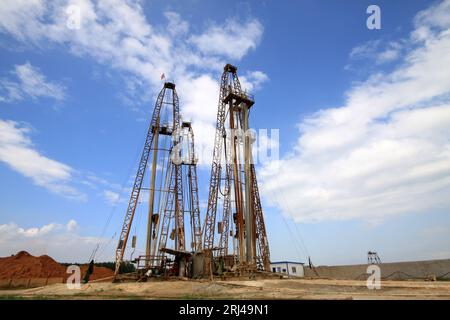 MaCheng 12 luglio: Drilling derrick nella miniera di ferro di MaCheng il 12 luglio 2012, Contea di Luannan, provincia di Hebei, Cina Foto Stock