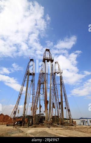 MaCheng 12 luglio: Drilling derrick nella miniera di ferro di MaCheng il 12 luglio 2012, Contea di Luannan, provincia di Hebei, Cina Foto Stock