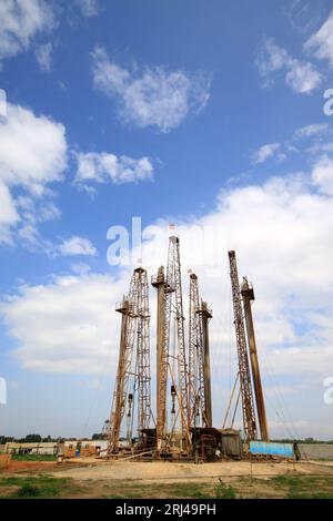 MaCheng 12 luglio: Drilling derrick nella miniera di ferro di MaCheng il 12 luglio 2012, Contea di Luannan, provincia di Hebei, Cina Foto Stock