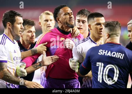 Chicago, USA, 20 agosto 2023. Pedro Gallese, portiere della Major League Soccer (MLS) Orlando City SC, è trattenuto dall'affrontare Xherdan Shaqiri (10) del Chicago Fire FC al Soldier Field di Chicago, Illinois, USA. Credito: Tony Gadomski / All Sport Imaging / Alamy Live News Foto Stock