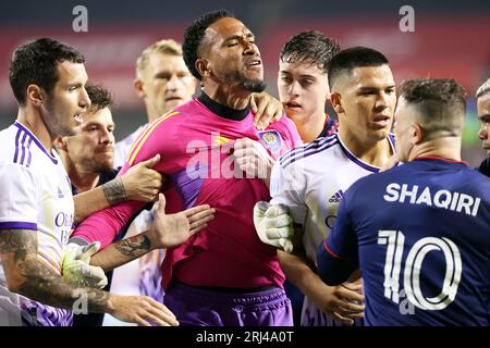 Chicago, USA, 20 agosto 2023. Pedro Gallese, portiere della Major League Soccer (MLS) Orlando City SC, è trattenuto dall'affrontare Xherdan Shaqiri (10) del Chicago Fire FC al Soldier Field di Chicago, Illinois, USA. Credito: Tony Gadomski / All Sport Imaging / Alamy Live News Foto Stock