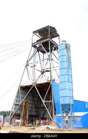 MaCheng 12 luglio: Drilling derrick nella miniera di ferro di MaCheng il 12 luglio 2012, Contea di Luannan, provincia di Hebei, Cina Foto Stock