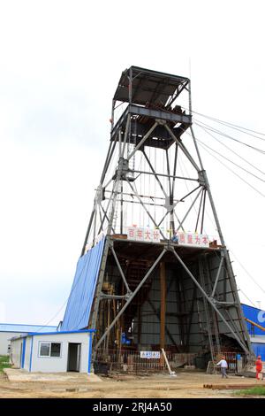 MaCheng 12 luglio: Drilling derrick nella miniera di ferro di MaCheng il 12 luglio 2012, Contea di Luannan, provincia di Hebei, Cina Foto Stock