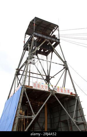 MaCheng 12 luglio: Drilling derrick nella miniera di ferro di MaCheng il 12 luglio 2012, Contea di Luannan, provincia di Hebei, Cina Foto Stock